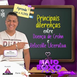 O slide tem uma lousa ao fundo com um lembrete na parte superior: “Aprenda com a ALEMDII”.   Do lado esquerdo Edson Amorim, um jovem branco, cabelos castanhos, portador de Doença de Crohn, sorri e aponta para o texto da lousa que diz: “Principais diferenças entre Doença de Crohn e Retocolite Ulcerativa”.   No rodapé esquerdo a palavra “realização” seguida do logotipo da ALEMDII e da Farmale. No centro o sticker MAIO ROXO.