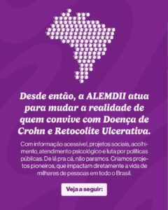 Fundo roxo com desenho do mapa do Brasil formado por ícones de balões de fala. Texto: “Desde então, a ALEMDII atua para mudar a realidade de quem convive com Doença de Crohn e Retocolite Ulcerativa.” Abaixo, o texto reforça o trabalho com informação acessível, acolhimento, atendimento psicológico e luta por políticas públicas.

