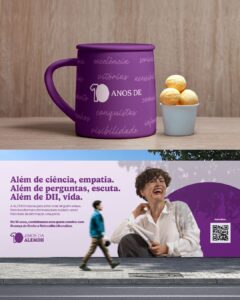 Parte superior: caneca roxa com inscrições como “excelência, vitórias, conquistas, visibilidade” e o logo “10 anos de ALEMDII”. Ao lado, copo branco com três bolas de sorvete amarelo. Parte inferior: outdoor de rua com o texto “Além de ciência, empatia. Além de perguntas, escuta. Além de DII, vida.” e imagem de uma mulher rindo, segurando um caderno. No canto inferior direito, QR Code para saber mais.

