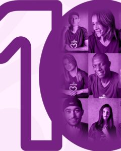 Número 10 estilizado em roxo ocupa a maior parte da imagem. No zero, há um mosaico com retratos de seis pessoas (homens e mulheres de diferentes tons de pele) vestindo camisetas da ALEMDII, com sorrisos ou expressões acolhedoras.

