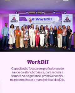Foto colorida de um grupo de profissionais no palco do evento WorkDII. Texto: “WorkDII.” Abaixo: “Capacitação focada em profissionais de saúde da atenção básica, para reduzir a demora no diagnóstico, promover acolhimento e melhorar o manejo inicial das DIIs.”

