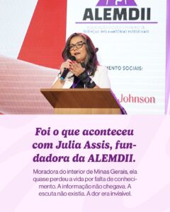 Fotografia colorida de Júlia Assis falando ao microfone em um púlpito, com o logo da ALEMDII ao fundo. Texto sobreposto: “Foi o que aconteceu com Julia Assis, fundadora da ALEMDII.” Abaixo, o texto informa que ela quase perdeu a vida por falta de conhecimento sobre a doença, vivendo no interior de Minas Gerais.