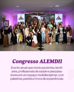 Foto colorida de um grupo grande sorrindo no palco do Congresso ALEMDII. Texto: “Congresso ALEMDII.” Abaixo: “Evento anual que reúne pacientes, familiares, profissionais de saúde e pesquisadores em um espaço multidisciplinar, com palestras, painéis e troca de experiências.”

