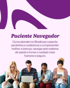 Foto de quatro pessoas jovens sentadas em um sofá usando notebook, celular e tablet. Texto acima: “Paciente Navegador.” Abaixo: “Curso pioneiro no Brasil que capacita pacientes e cuidadores a compreender melhor a doença, navegar pelo sistema de saúde e tornar o cuidado mais humano e seguro.”

