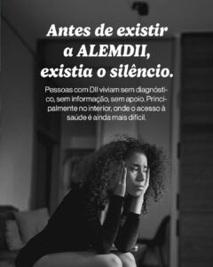 Foto em preto e branco de uma mulher negra sentada em um sofá com expressão triste, apoiando as mãos no rosto. Texto em destaque diz: “Antes de existir a ALEMDII, existia o silêncio.” Abaixo, em letras menores, o texto continua: “Pessoas com DII viviam sem diagnóstico, sem informação, sem apoio. Principalmente no interior, onde o acesso à saúde é ainda mais difícil.”