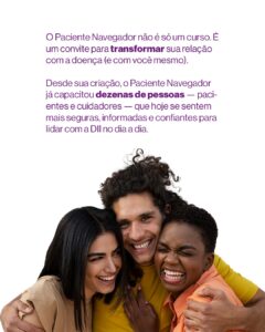 Texto em roxo: “O Paciente Navegador não é só um curso. É um convite para transformar sua relação com a doença (e com você mesmo). Desde sua criação, o Paciente Navegador já capacitou dezenas de pessoas — pacientes e cuidadores — que hoje se sentem mais seguras, informadas e confiantes para lidar com a DII no dia a dia.” Abaixo, imagem de três pessoas (uma mulher, um homem e uma criança/adolescente) sorrindo e abraçados.